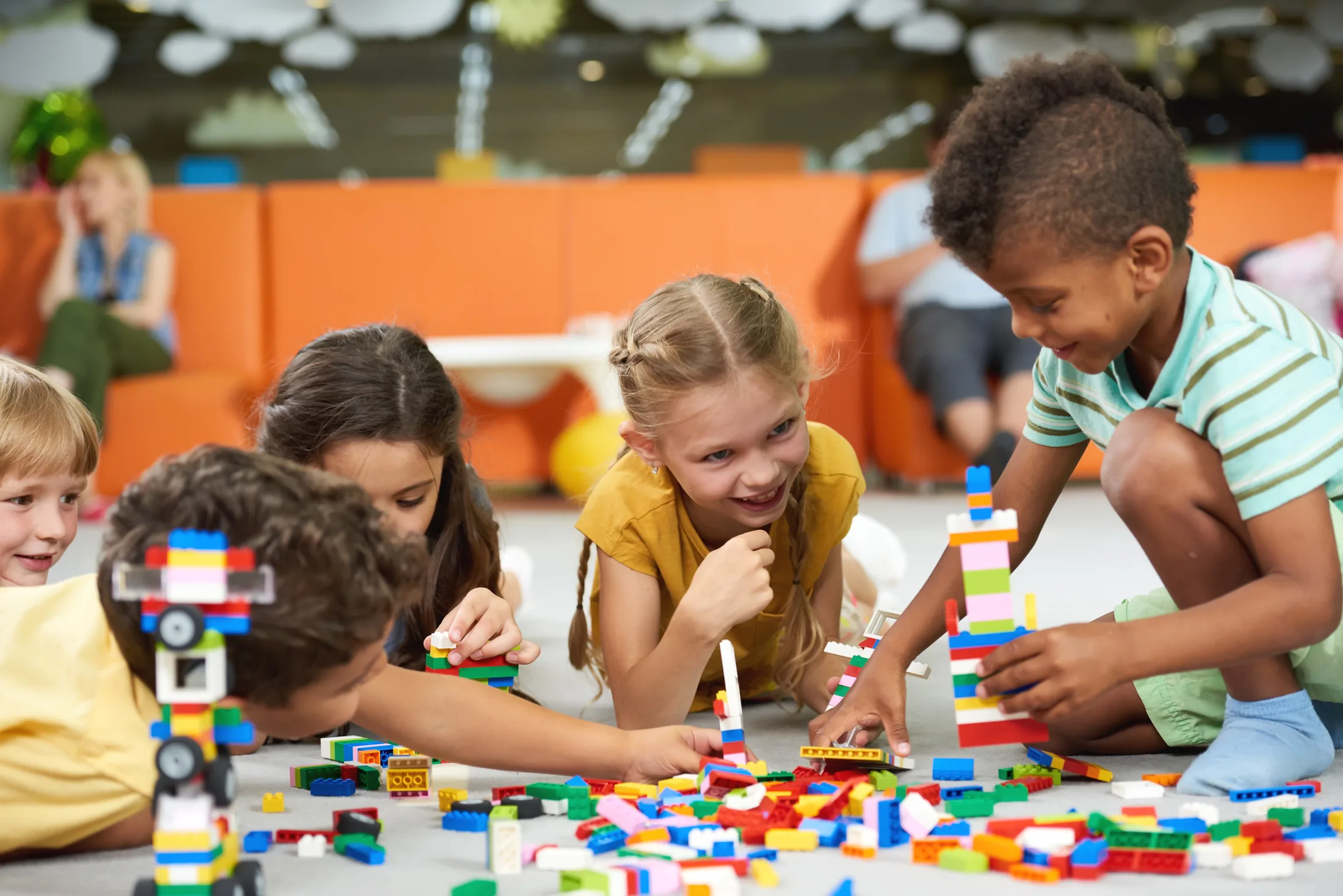 Des enfants jouent ensemble avec des blocs de construction en crèche